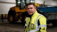Raidemies työpaikallaan Helsingin kaupunkiliikenteen varikolla.