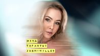 Jasmin Voutilainen katsoo suoraan kameraan puolilähikuvassa. Kuvan päällä sarjan nimigrafiikka. 