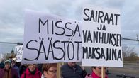 Somerolaiset osoittavat mieltään vuodeosaston lakkauttamista vastaan. Kävelevät Turun kaduille kylttien kanssa. Kyltissä lukee. missä säästöt ja sairaa ja vanhukset maksajina.