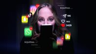 Nainen selaa puhelinta. Ympärillä some-palveluiden kuvakkeita, kuten Instagram, Snapchat ja WhatsApp. 