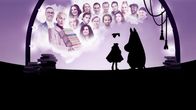 Muumit-lukumaratonin pääkuva, jossa näkyy violetilla taustalla mustina hahmoina näkymätön Ninni ja Muumipeikko ja teatterikaari, jonka alla joukko lukumaratonin lukijoita.