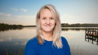 Fredrika Lindholm vid en somrig sjö.