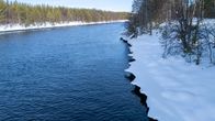 Talvinen joen ranta ja jäänreuna.