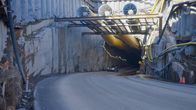 En tunnel ner i berggrunden. 