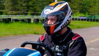 Lähikuvassa Santeri Kiiveri on Karting-auton kyydissä, kypärä päässä.