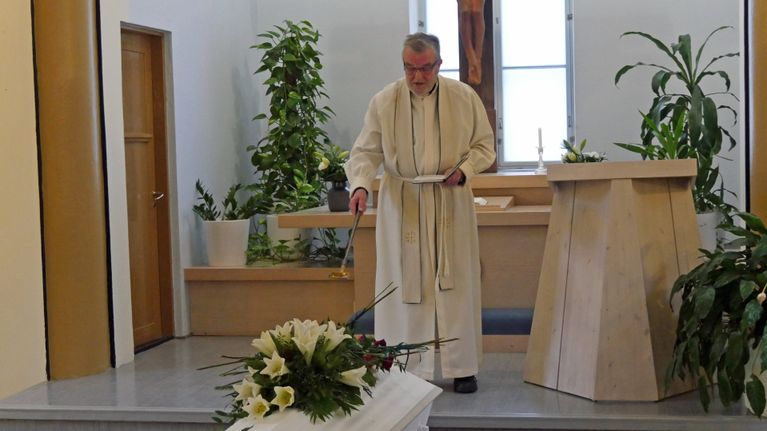 Pappi siunaustilaisuudessa Lappeenrannan Lepolan kappelissa.