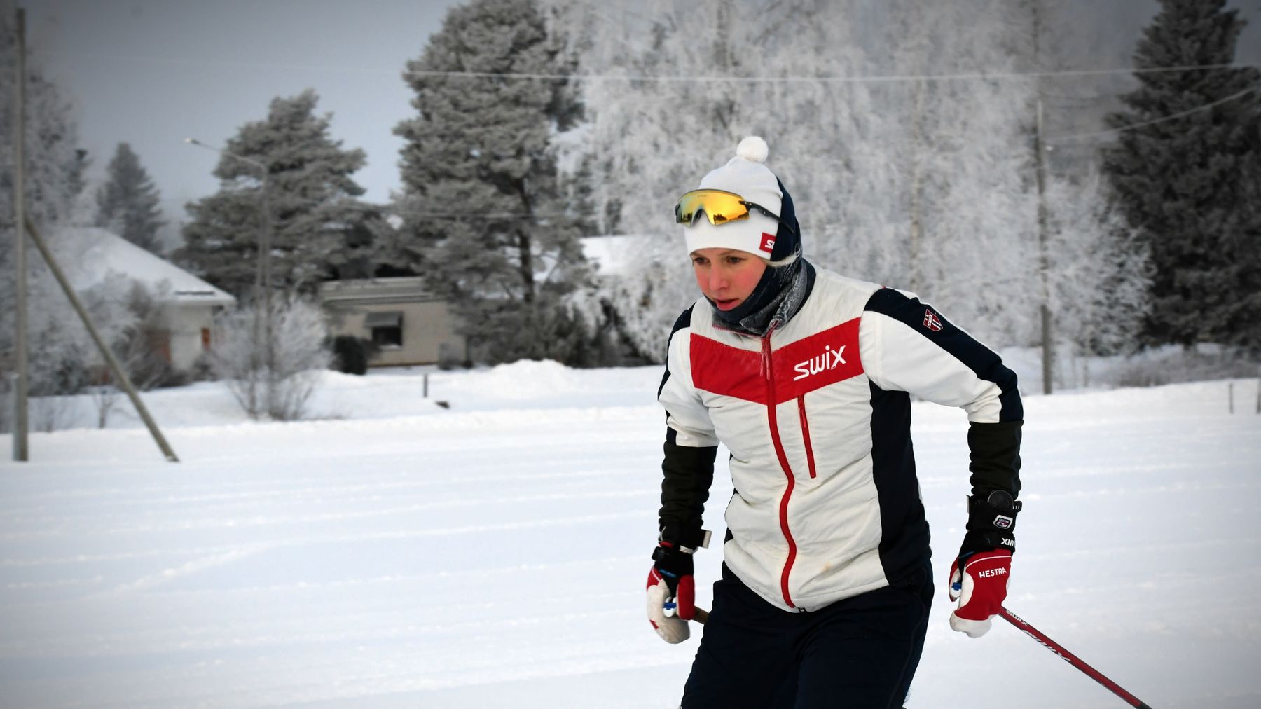 Anni Lindroos skidar.