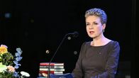 Sirpa Kähkönen puhumassa.