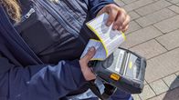 Pysäköinnintarkastaja on tulostanut pysäköintivirhemaksulapun.