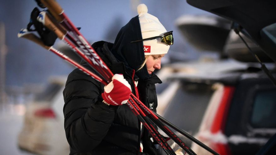 Anni Lindroos håller i stavar.