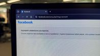 Tietokoneruudulla on Facebookin virheilmoitus, jossa lukee: "Käyttäjätili väliaikaisesti pois käytöstä." Taustalla näkyy toimistoympäristö.