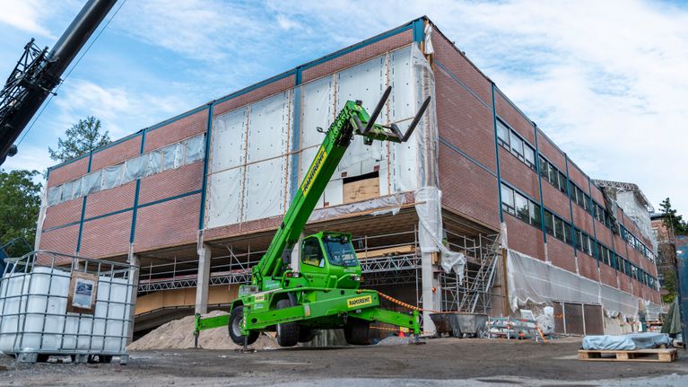 Jyväskylän Yliopiston kirjasto etuosa. Taloa Remontoidaan.