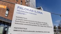 Kyltissä lukee Palokan Ilona, Palovaurion korjaus. Taustalla huputettu kerrostalo.