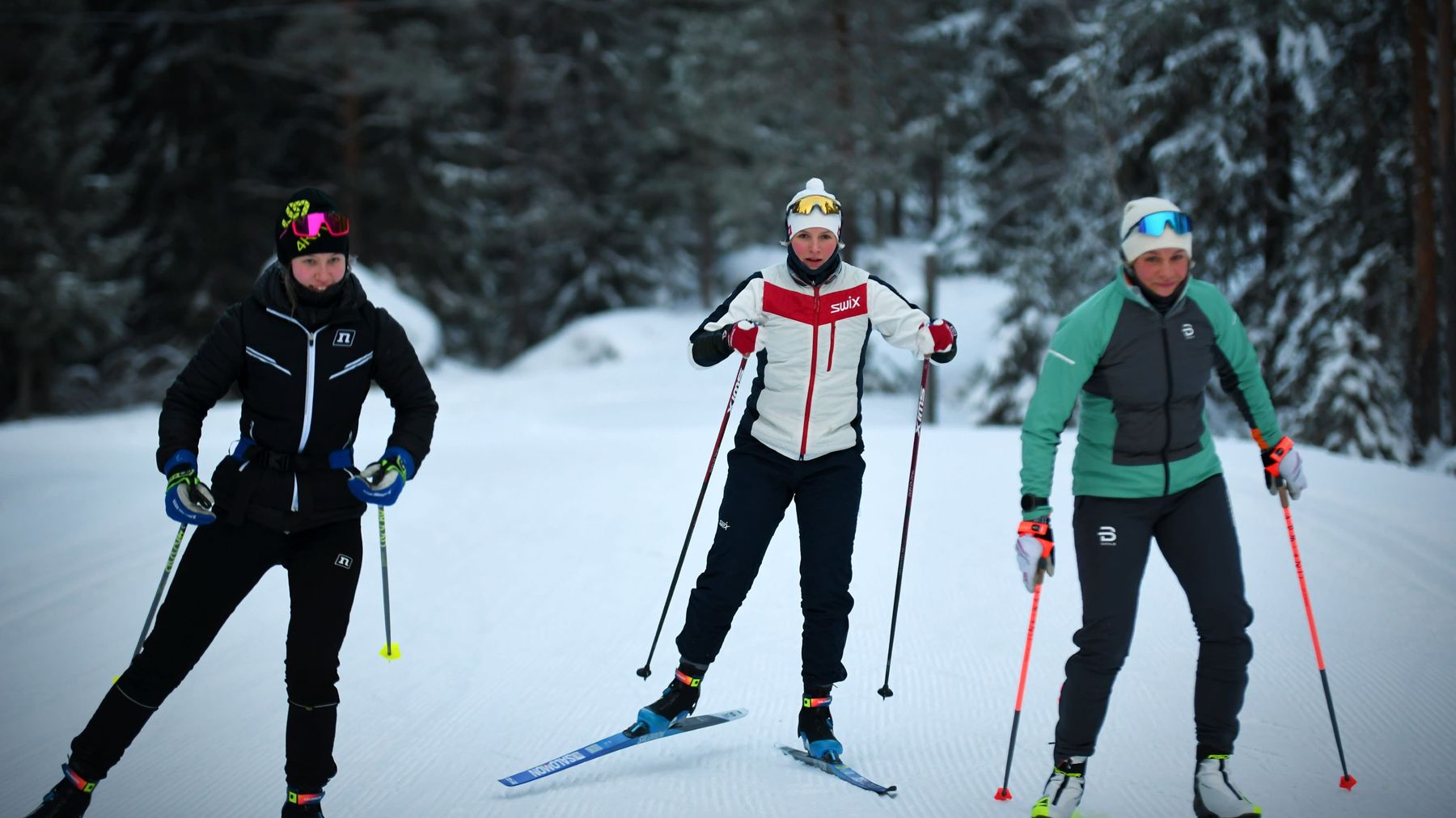 Anni Lindroos, Julia Häger och Frida Achrén skidar.