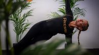 Annaleena Anteroinen tekemässä Pilates-liikeen.