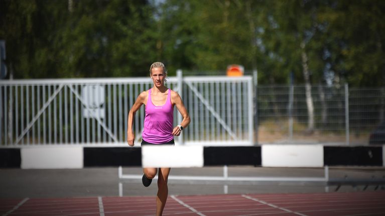 Camilla Richardsson vid ett torrhinder.