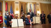 Alexander Stubb ja Donald Trump esittelevät allekirjoitettuja asiakirjoja.