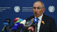 Nikol Pashinjanin puhuu tiedotustilaisuudessa.