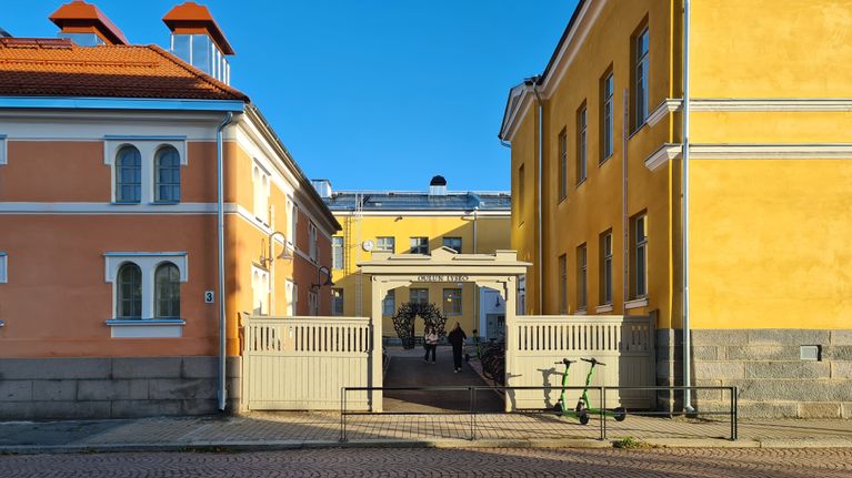 Oulun lyseon lukion sisäänkäynti