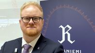 Rovaniemen kaupunginjohtaja Joonas Hänninen seisoo Rovaniemi-kyltin vieressä.