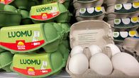 Lähikuva kaupan luomukananmunapaketeista.