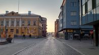 Öde gata på morgonen i Karleby centrum. 
