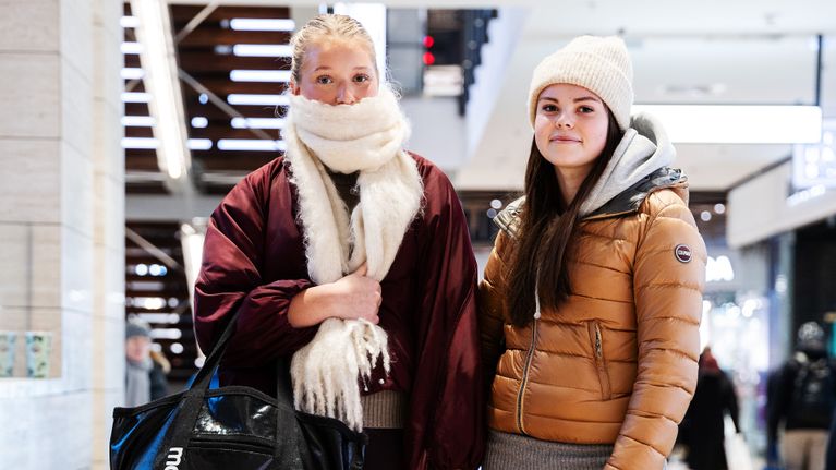 Vera Salomaa ja Anna Janzon Kampissa.
