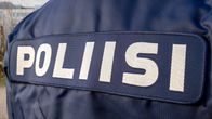 Poliisi teksti poliisihenkilön selässä.