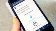 Älypuhelimen näytöllä Kelan verkkoasioinnin kirjautuminen, jossa vaihtoehtoina varmennekortti ja mobiilivarmenne.