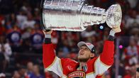 Eetu Luostarinen nostaa Stanley Cupin pokaalia.