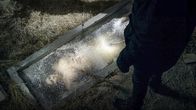 Ett nedfryst kvinnligt offer i tv-serien Sorjonen. 