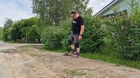 Timo Kauppi seisoo hiekkapientareen päällä ja katselee valokuitukaivuuden jälkiä.