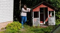 Aura Nordberg kotitalonsa pihamaalla.