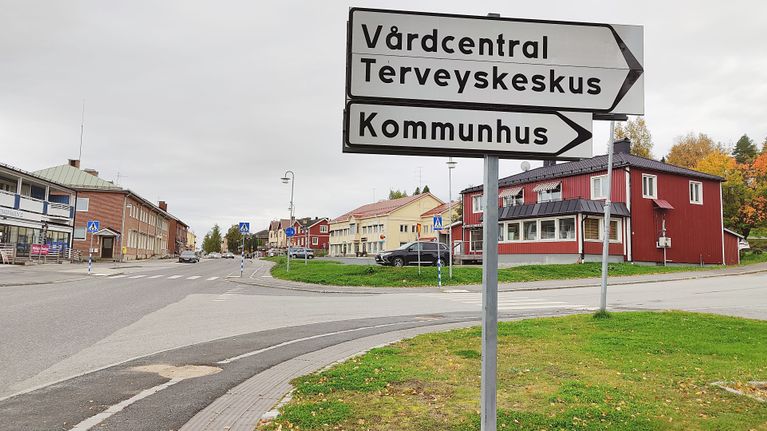 Suomenkielinen kyltti Ruotsin Matarengissä.
