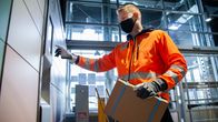 kuljettaja Janne Viljala laittaa lähetyksiä pakettiautomaattiin Pitkälahden ABC -asemalla Kuopiossa