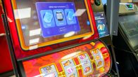 Veikkauksen peliautomaatteja Kuopissa. Ennen pelaamista pelaajan pitää tunnistautua.