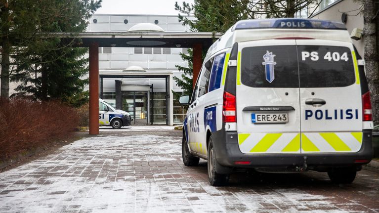 Poliiseja Pyörön koululle uhkauksen seurauksena