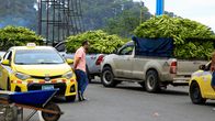 Banaanilastissa olevia avolava-autoja Changuinolassa, Bocas del Toron maakunnassa.