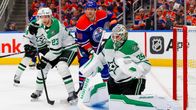 Edmontonin Corey Perry Dallasin maalin edustalla Esa Lindellin ja maalivahti Jake Oettingerin kiusana.