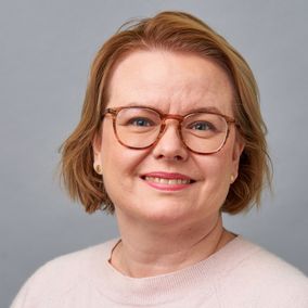 Toimittaja Heidi Sullström kasvokuvassa.