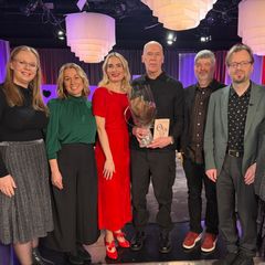 En grupp personer som står tillsammans i en studio.