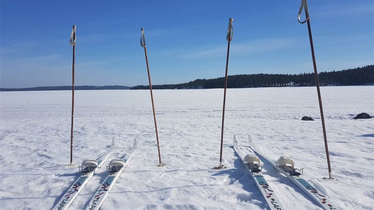 Sukset ja sauvat järven jäällä.