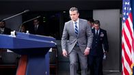 Pete Hegseth kävelee kohti puhujakoroketta.