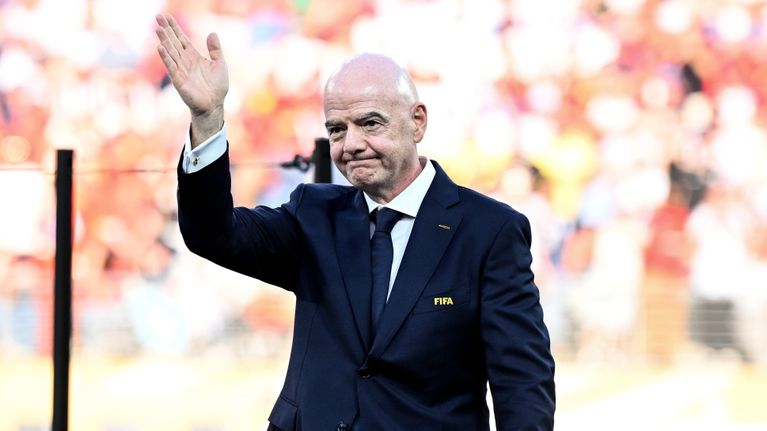 Gianni Infantino tervehtii yleisöä MM-finaalissa.