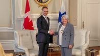 Alexander Stubb ja Mary Simon kättelevät.
