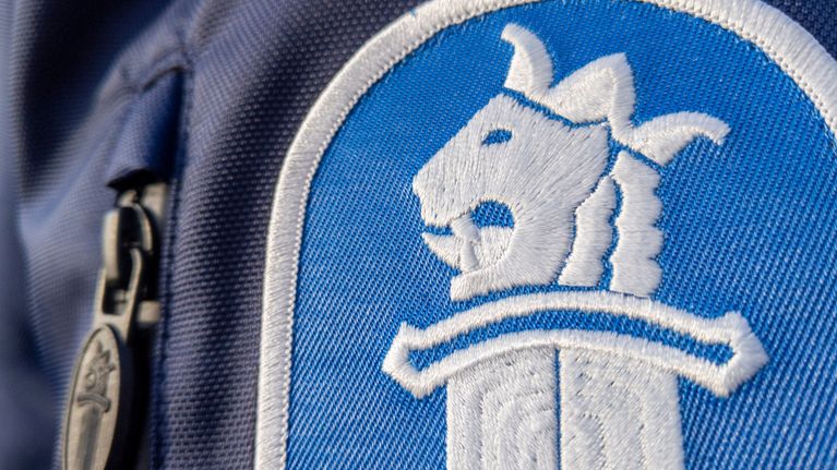 Poliisitunnus hihamerkkinä.