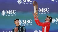 Lewis Hamilton heittää Barcelonan GP:n palkinnon ilmaan George Russellin katsoessa vieressä.
