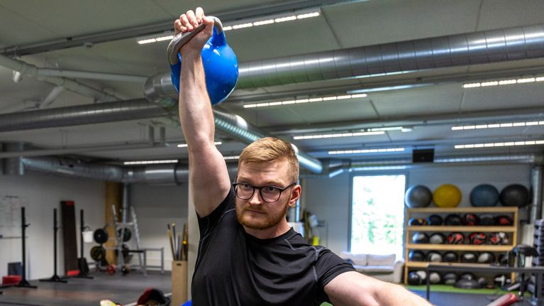 Aleksi Valtanen nostelee kahvakuulaa.