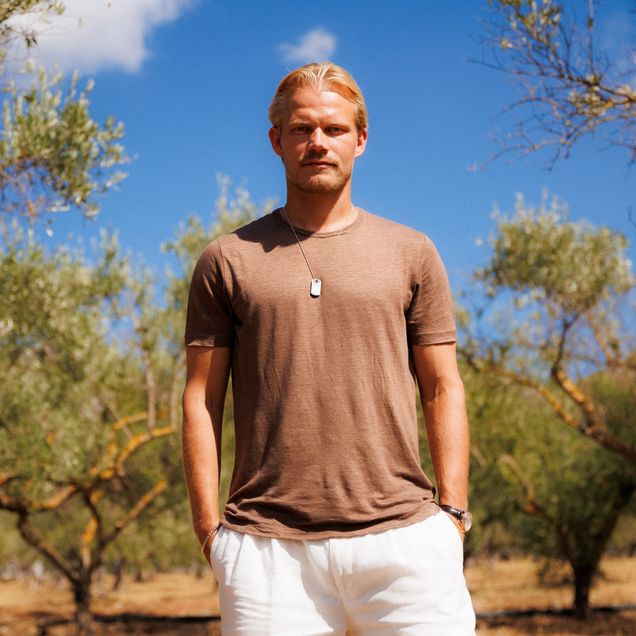 Joel Pohjanpalo poseeraa oliivipuiden keskellä.