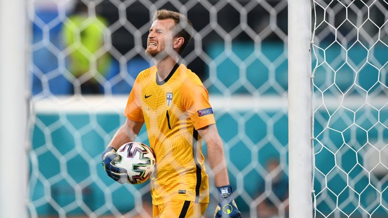 Huuhkajien maalivahti Lukas Hradecký.